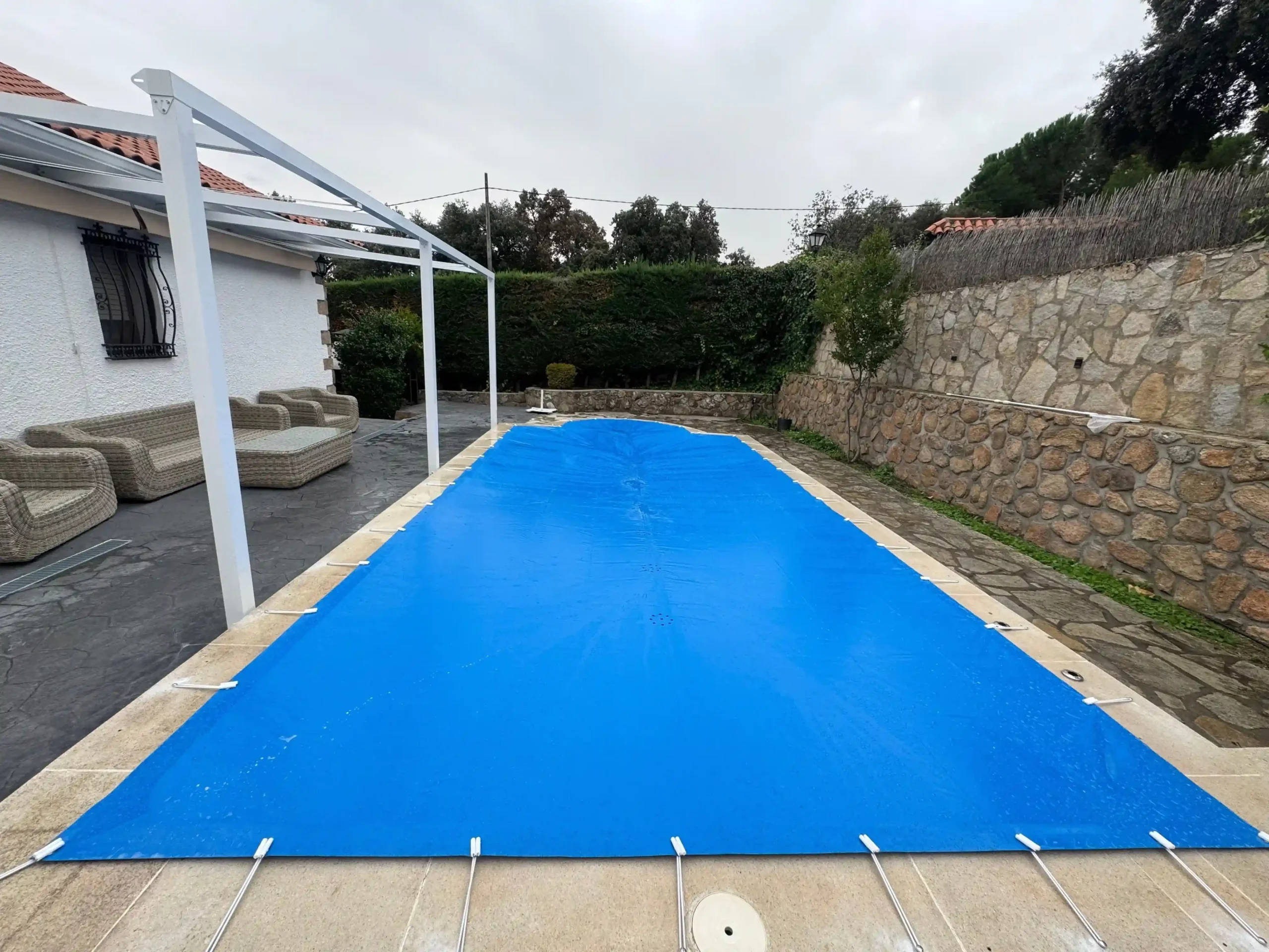 Cubierta para piscina en color azul.