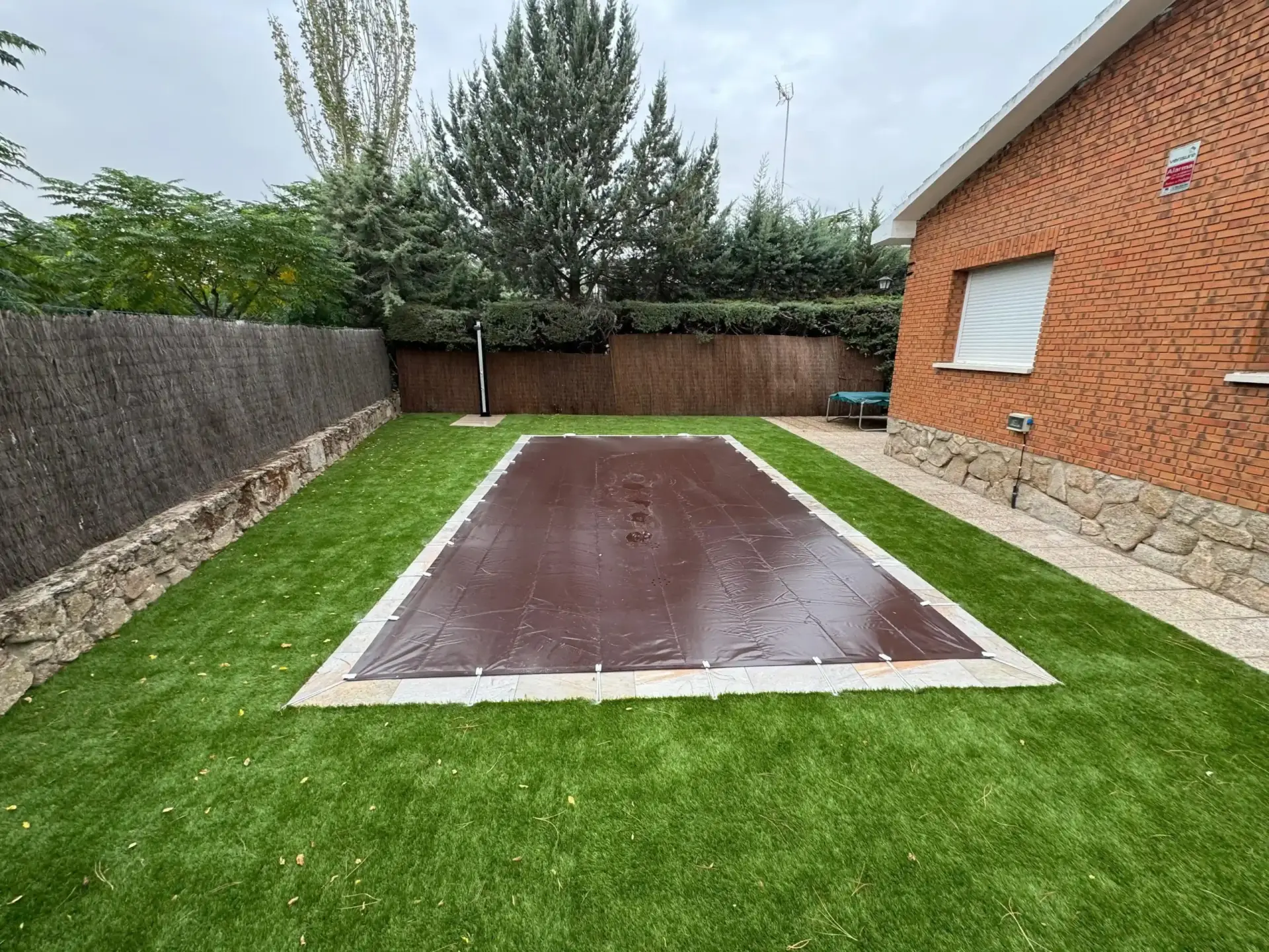 Cubierta para piscina en color marron.