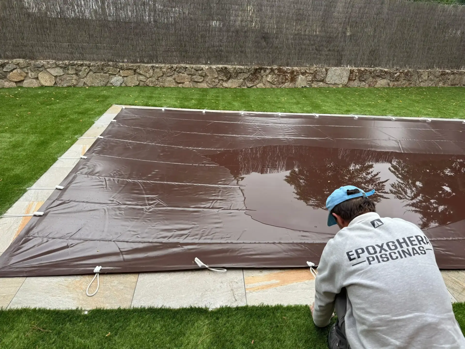 Instalación de cubierta para piscina en color marron.